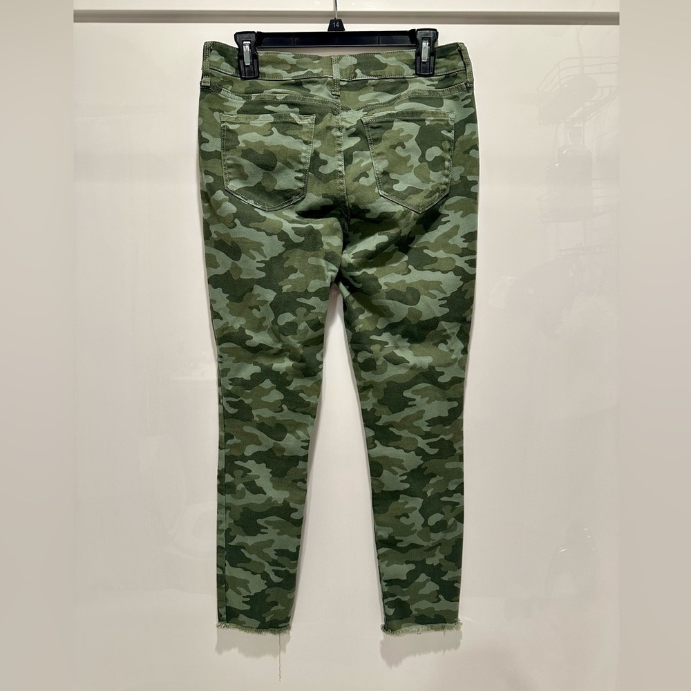 Old Navy - Camo Rockstar Jeans with Raw Hem - Brand New Condition! - Picture 5 of 7